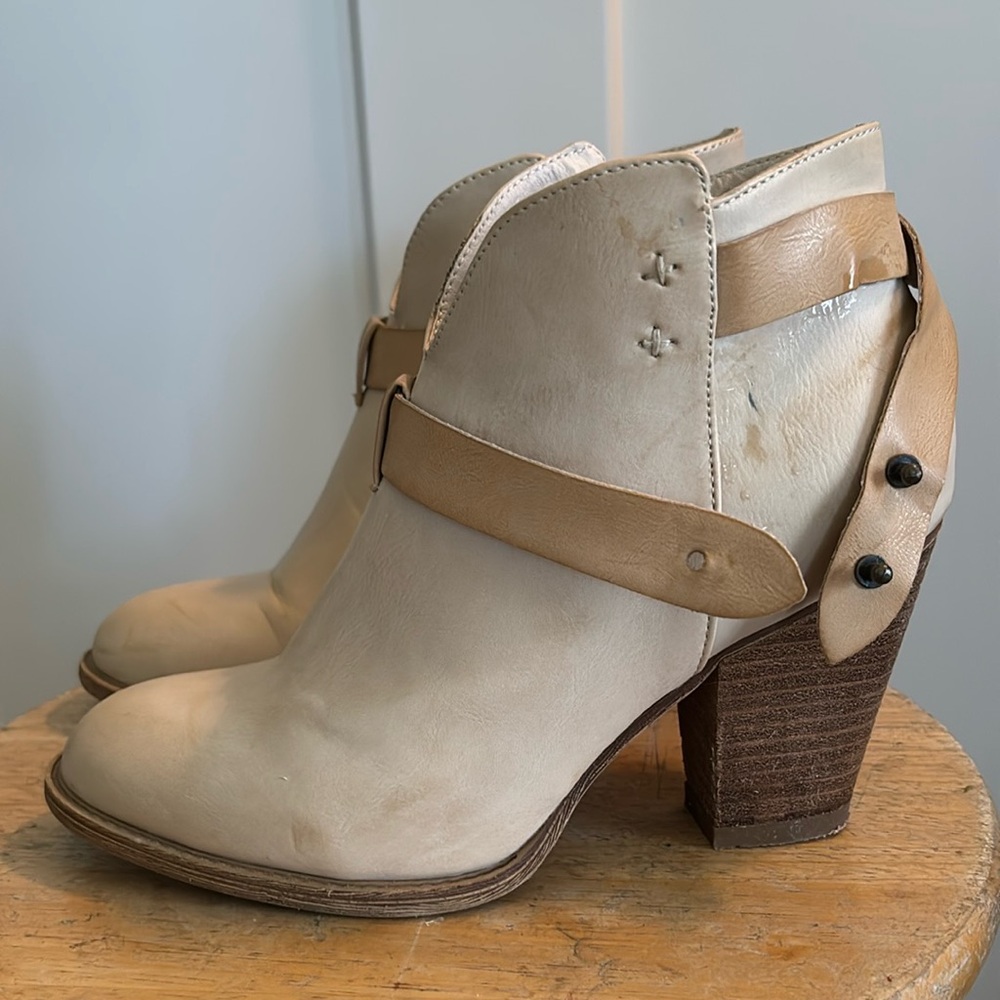 SZ 9 M, Beige Ankle Boots. Adjustable straps